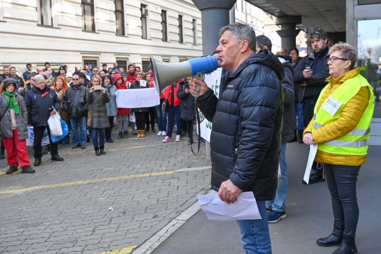Tusz Ferenc, a Kézbesítők Szakszervezetének elnöke beszédet mond a szakszervezet és Postások Független Érdekvédelmi Szövetségének demonstrációján a Gazdaságfejlesztési Minisztérium előtt 2023. március 4-én.