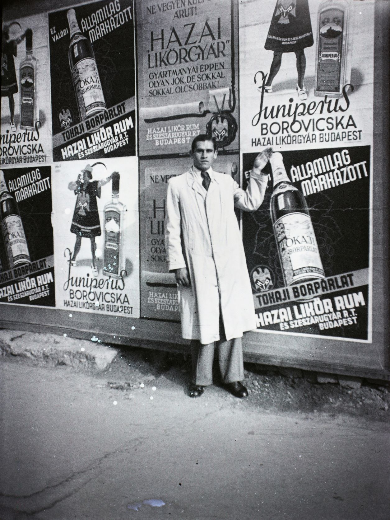 Hazai likőrgyár reklámja, 1940-ben.