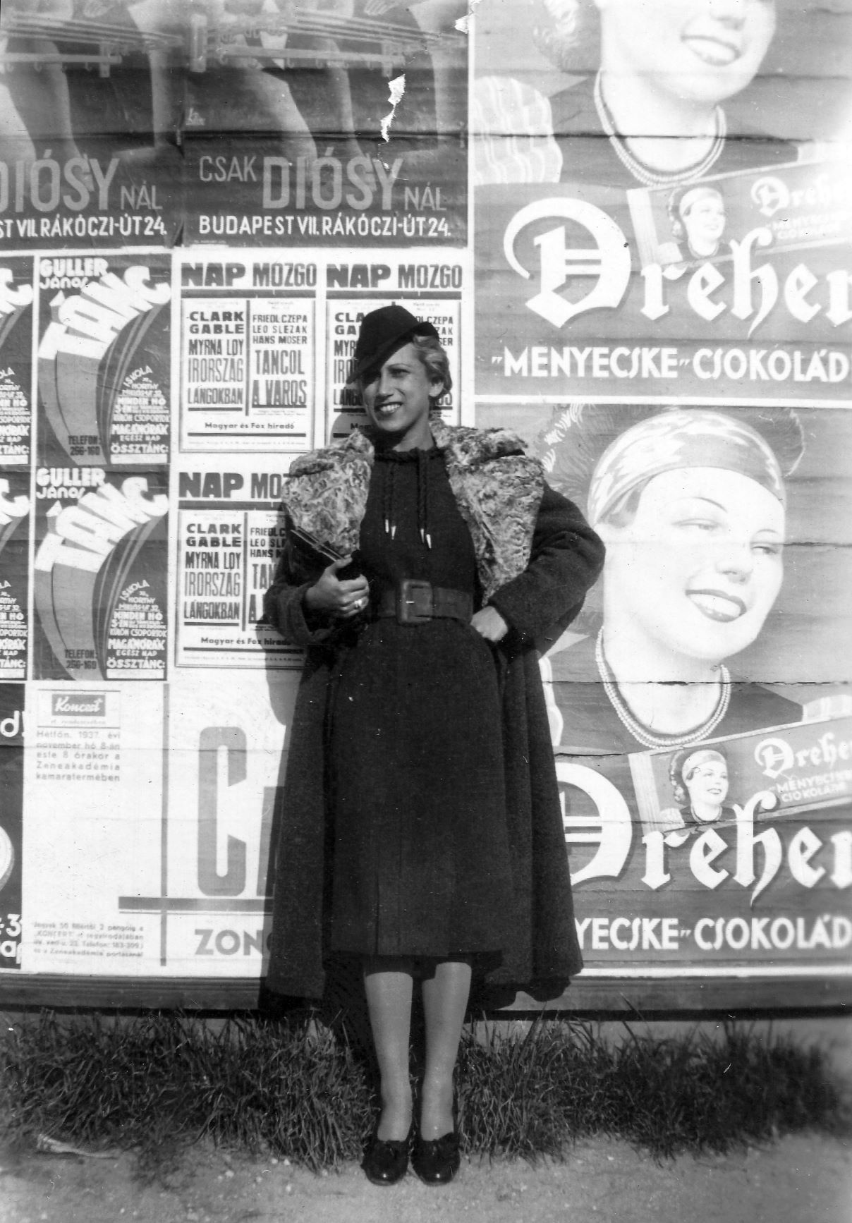 Nő egy reklámtábla előtt 1937-ben.