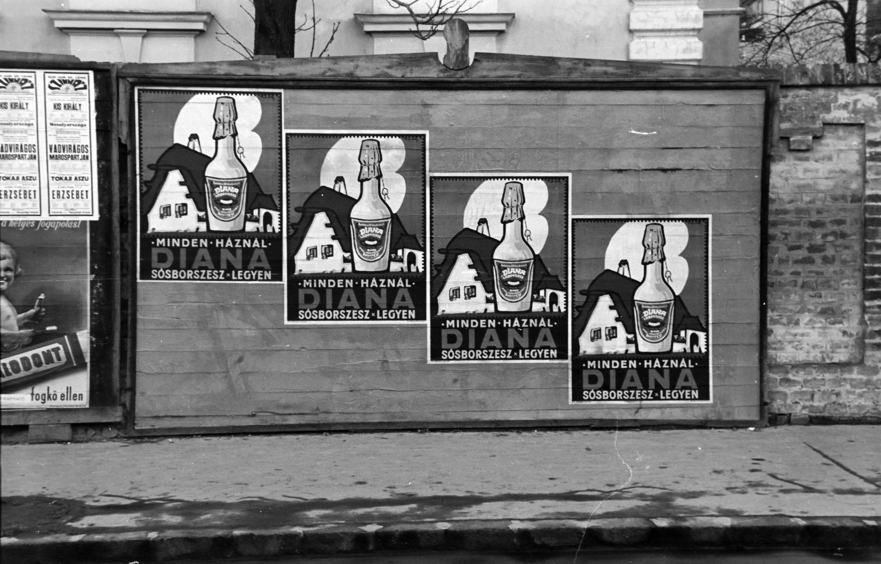 Reklámtábla 1940-ben egy győri utcában