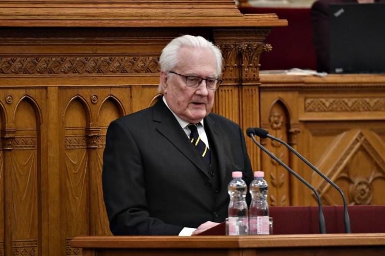 Róna Péter közgazdász, az ellenzéki frakciók köztársaságielnök-jelöltje beszédet mond az Országgyûlés plenáris ülésén, ahol megválasztják az új államfõt 2022. március 10-én.