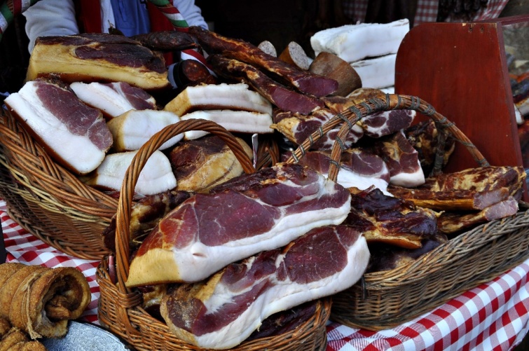 Füstölt hús termékek az V. kerületi Szabadság téren, a XIII. Budapesti Mangalica Fesztiválon.