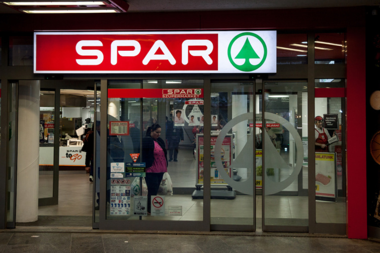 Az egyik Spar áruház bejárata Magyarországon