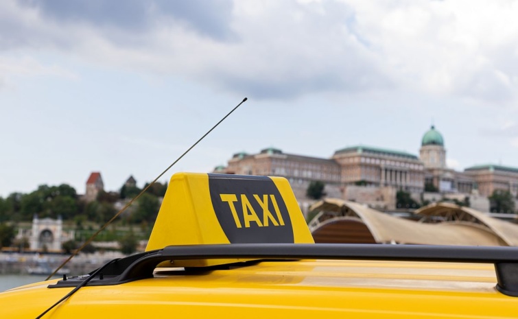 Egy taxi Budapesten háttérben a budai várral.
