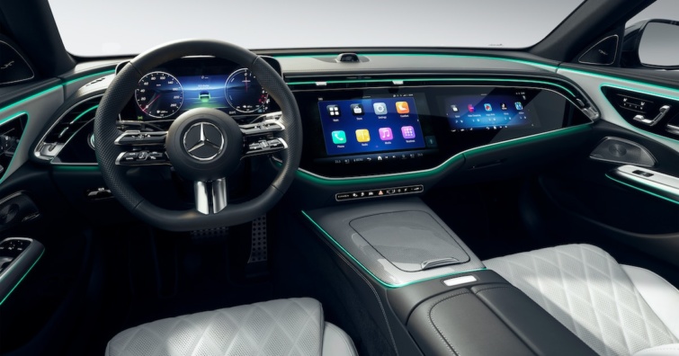 A Mercedes új, E-osztályú egyik autójának a belseje, az óriás kijelzővel