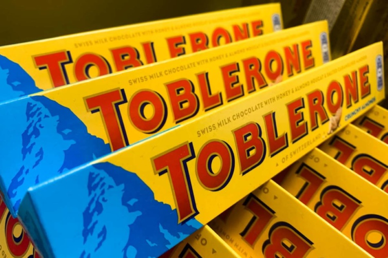 Jellegzetes csomagolásában a Toblerone csokija