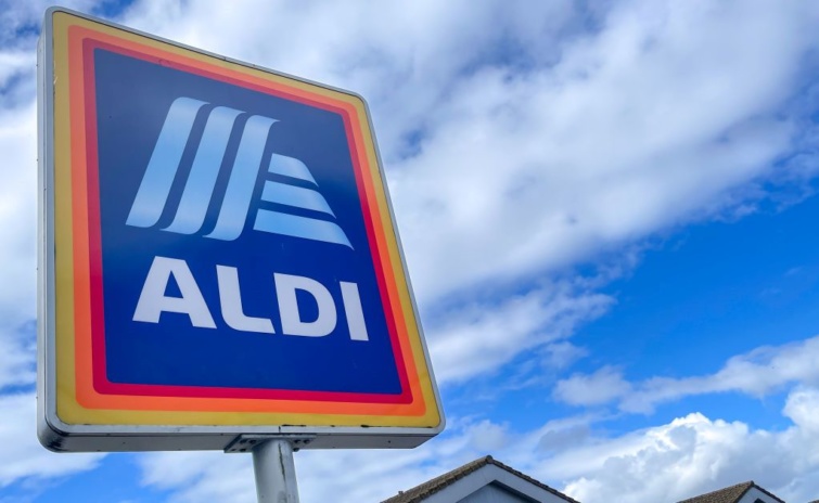 A cég táblája egy Aldi üzlet közelében