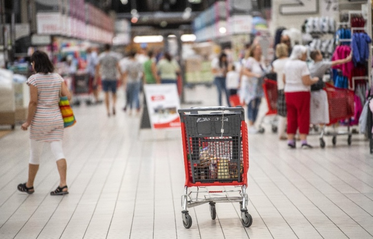 Vásárlók az Auchan budaörsi áruházban 2018. augusztus 27-én.