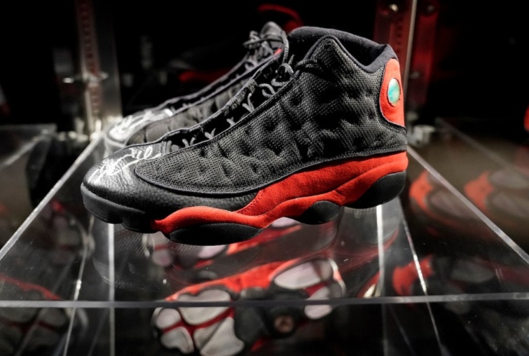 Michael Jordan sportcipője, amit 2,2 millió dollárért árvereztek el.