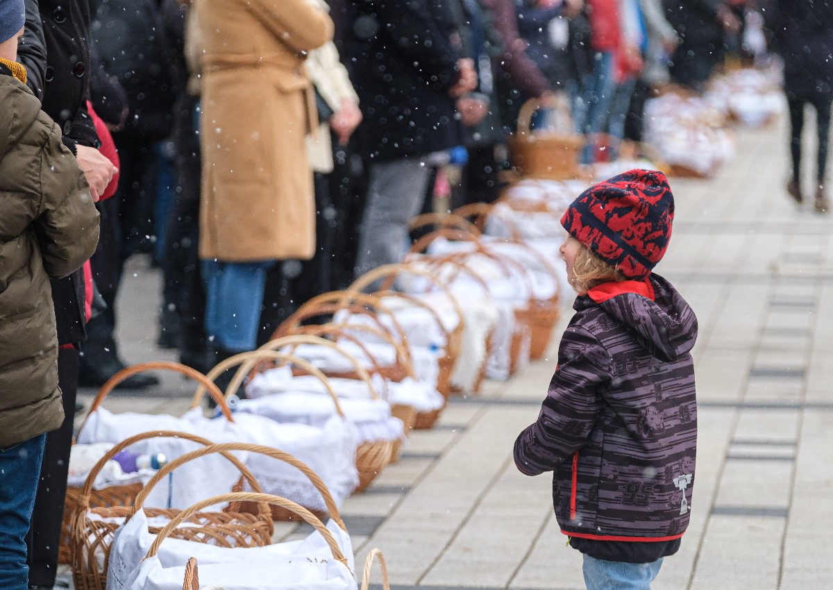 Húsvétvasárnapi ételszentelés Csíkszereda főterén 2022. április 17-én. A hagyomány szerint a katolikus hívők a húsvéti sonkára, kalácsra, tojásra és a borra kérnek áldást.