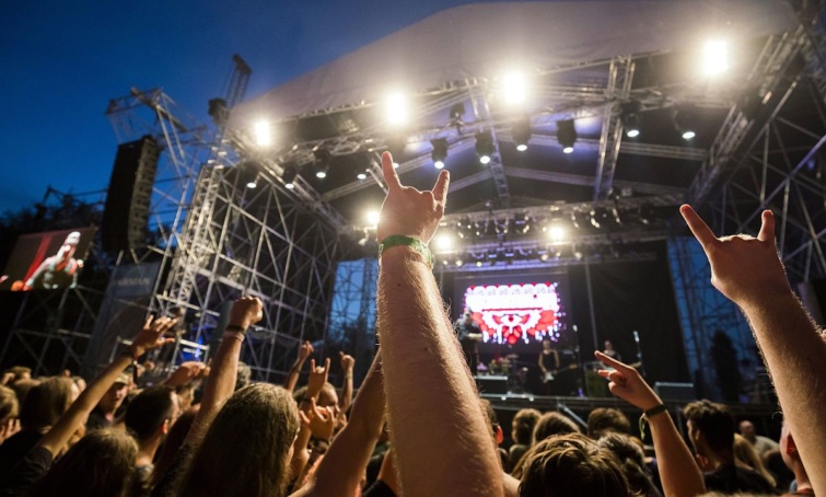 Közönség az orosz-osztrák Russkaja együttes koncertjén a jubileumi, 20. Fezen fesztiválon Székesfehérváron 2017. augusztus 3-án este.