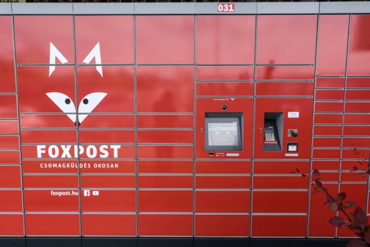 A Foxpost vállalkozás csomag automata hálózatának egyik állomása Kőbányán a Liget téren