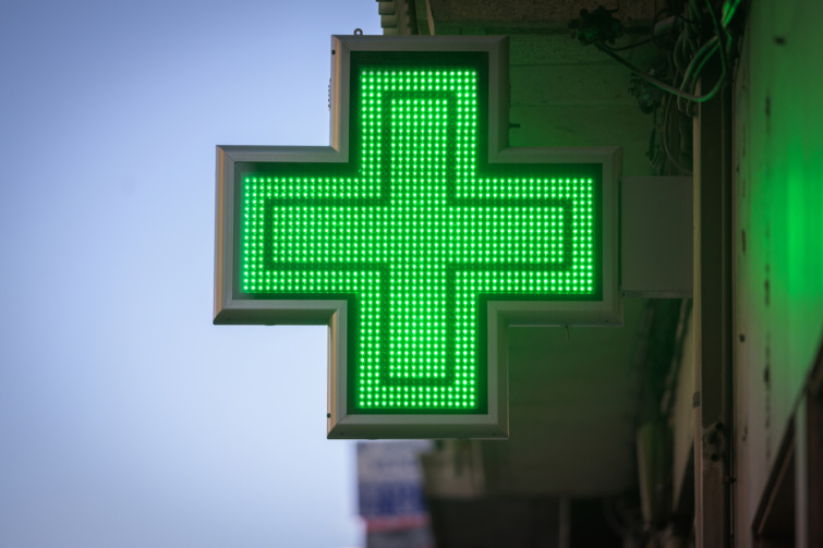 Gyógyszertárt jelölő zöld kereszt