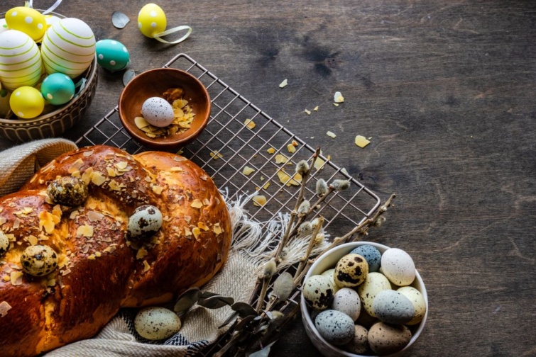 Húsvéti kalács az asztalon festett tojással 