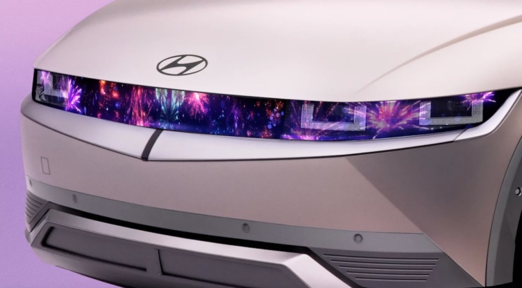 A Hyundai és a Disney közös járműjének fényszórói, amiken animált tűzijáték fut