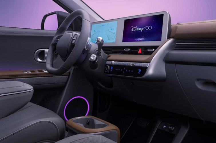 A Hyundai és a Disney közös autójának belső tere, a kijelzőn a Disney logójával