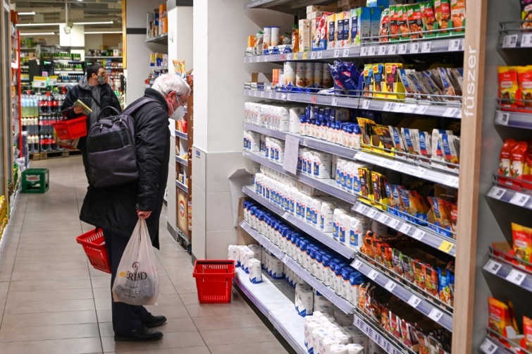 Egy férfi az árakat nézi az áruházban
