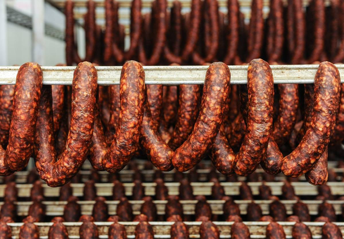 Füstölt kolbász az érlelõben.