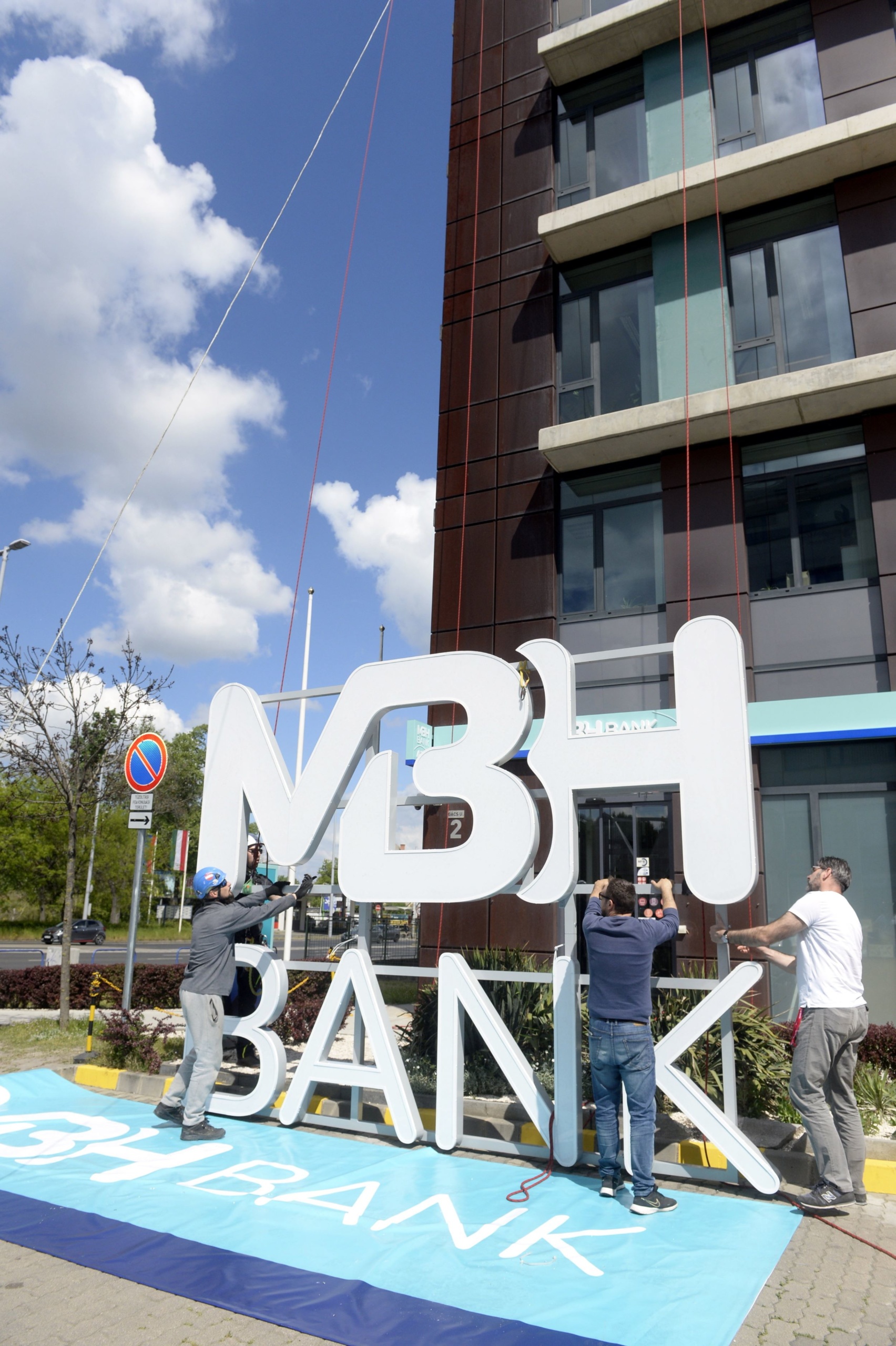 Cserélik a logót az MKB Bank Váci úti épületén