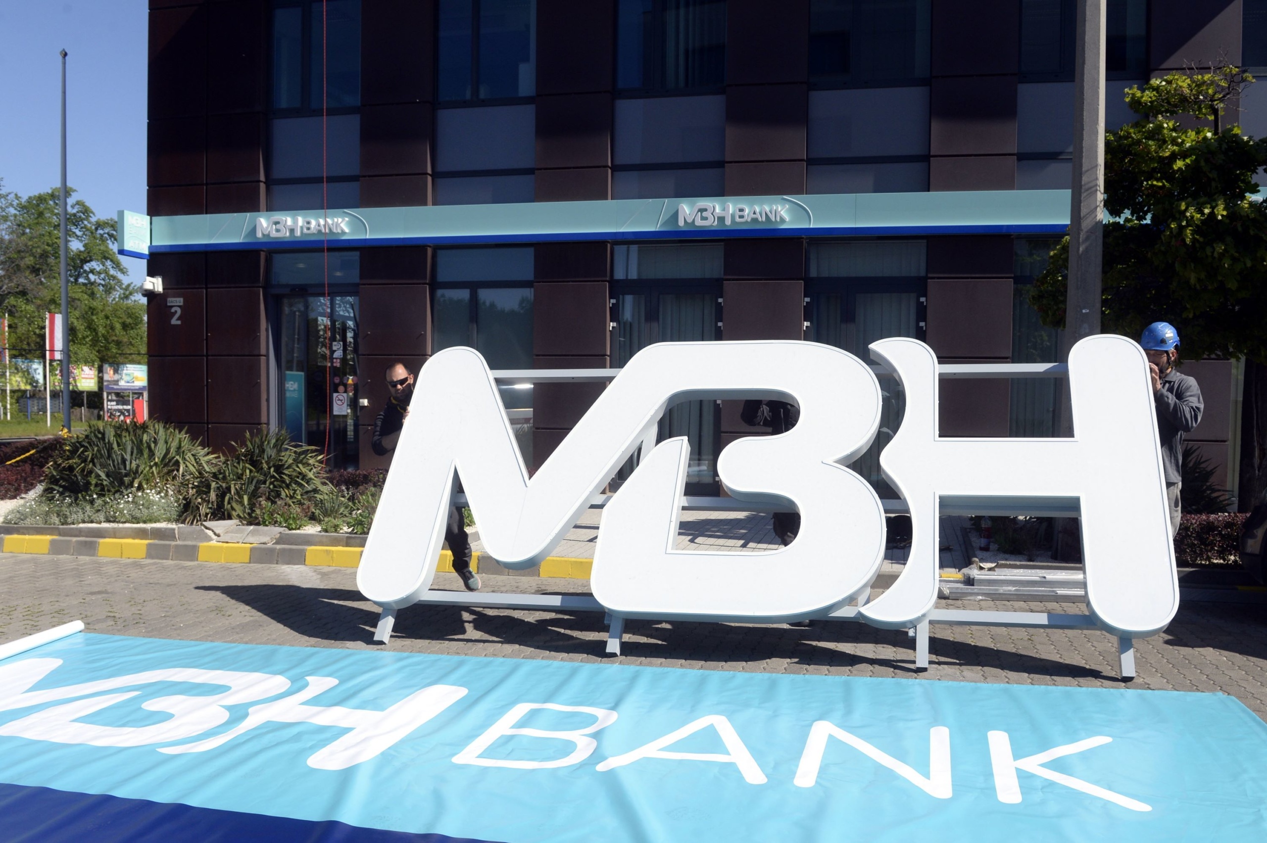 Cserélik a logót az MKB Bank Váci úti épületén