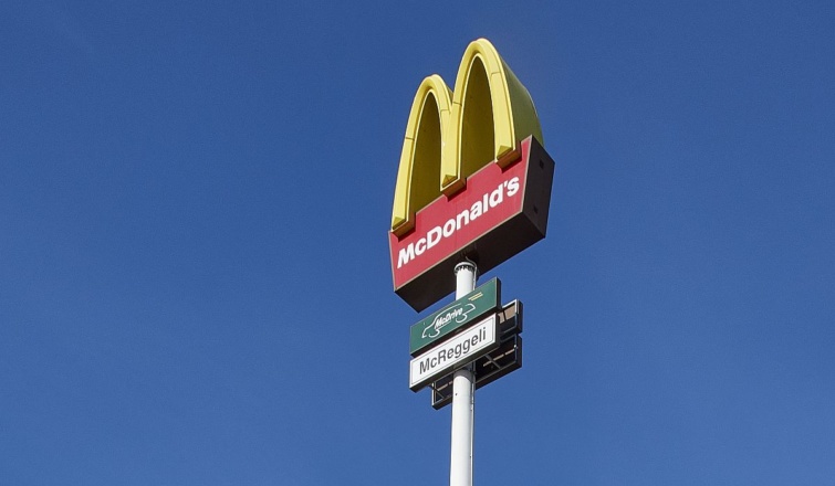 A McDonald’s nagy múltú, klasszikus gyorsétteremlánc étterme céglogóval Kőbányán, a Gyömrői úton.