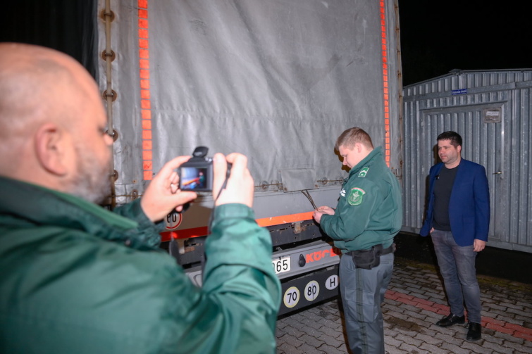 A Nemzeti Adó- és Vámhivatal (NAV) szakemberei plombát raknak egy Ukrajna felől érkezett tranzitkamionra, miután mintát vettek a Nemzeti Élelmiszerlánc-biztonsági Hivatal (Nébih) szakemberei a jármű kukoricaszállítmányából a záhonyi közúti határátkelőhelyen