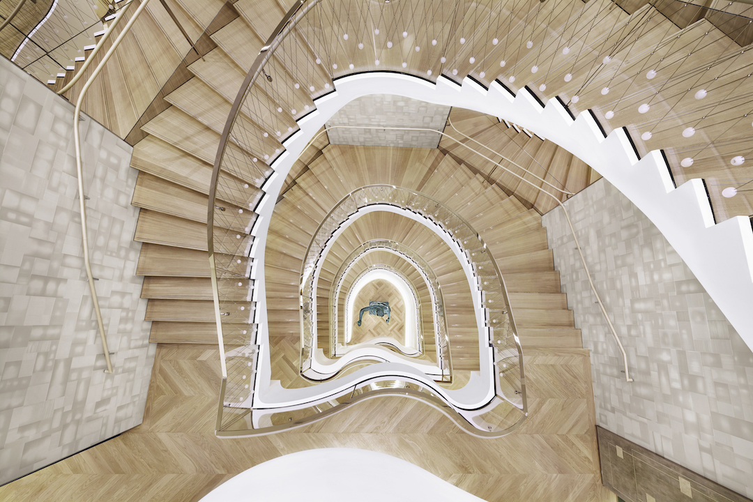 A New York-i Tiffany üzlet teljesen felújított lépcsősora