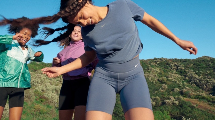 Fiatal lány a Nike új kampányában, amiben az új, menstruációs szivárgás ellen megálmodott sortot viseli