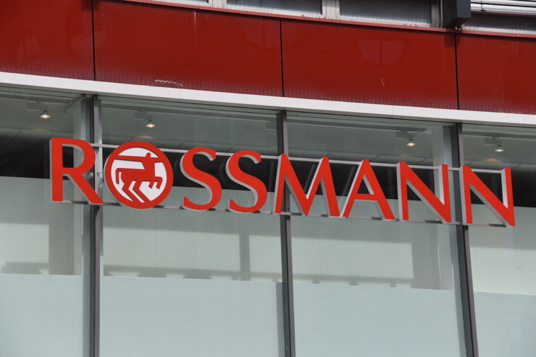Rossmann áruház egyik boltja és a cég logója