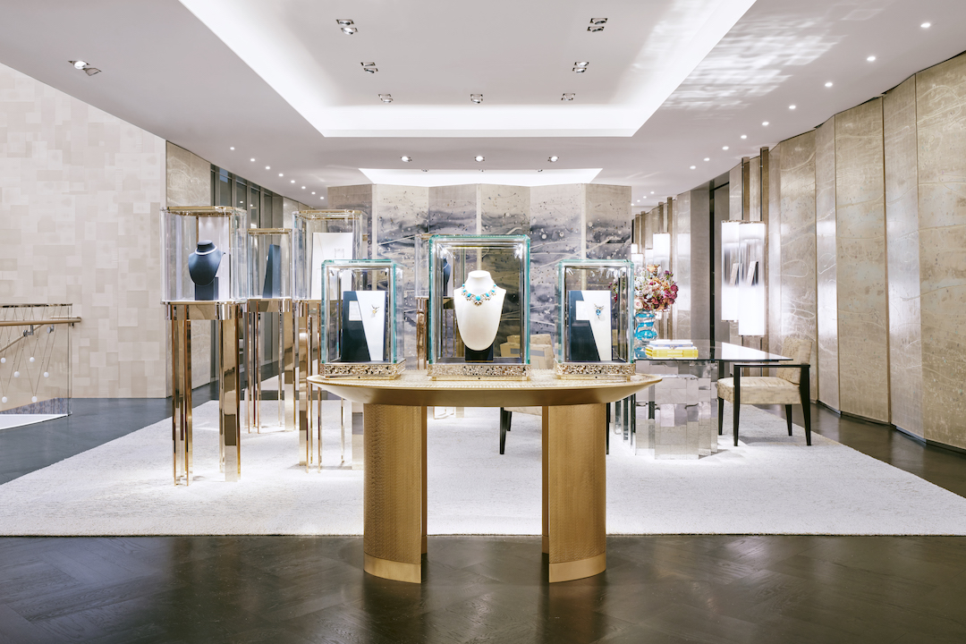 Kiállított luxusékszerek a Tiffany felújított, New York-i üzletében