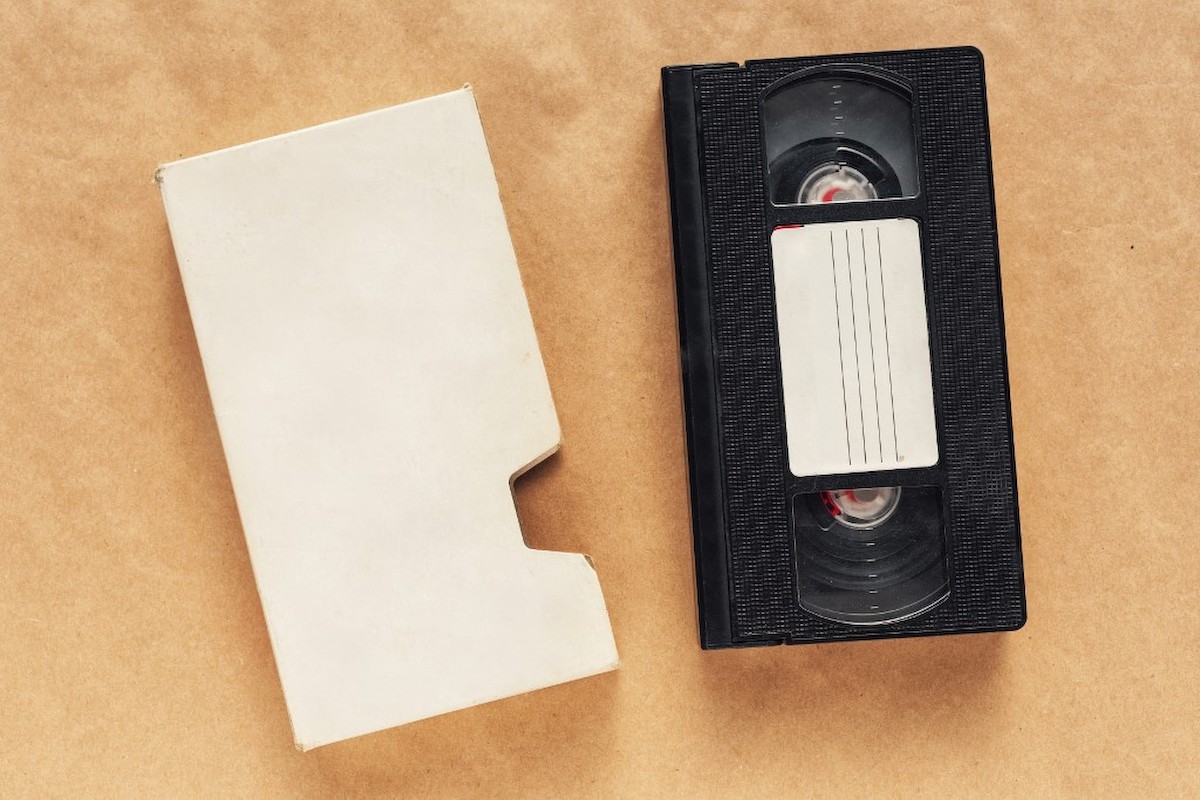 VHS rendszerű videókazetta és a tokja