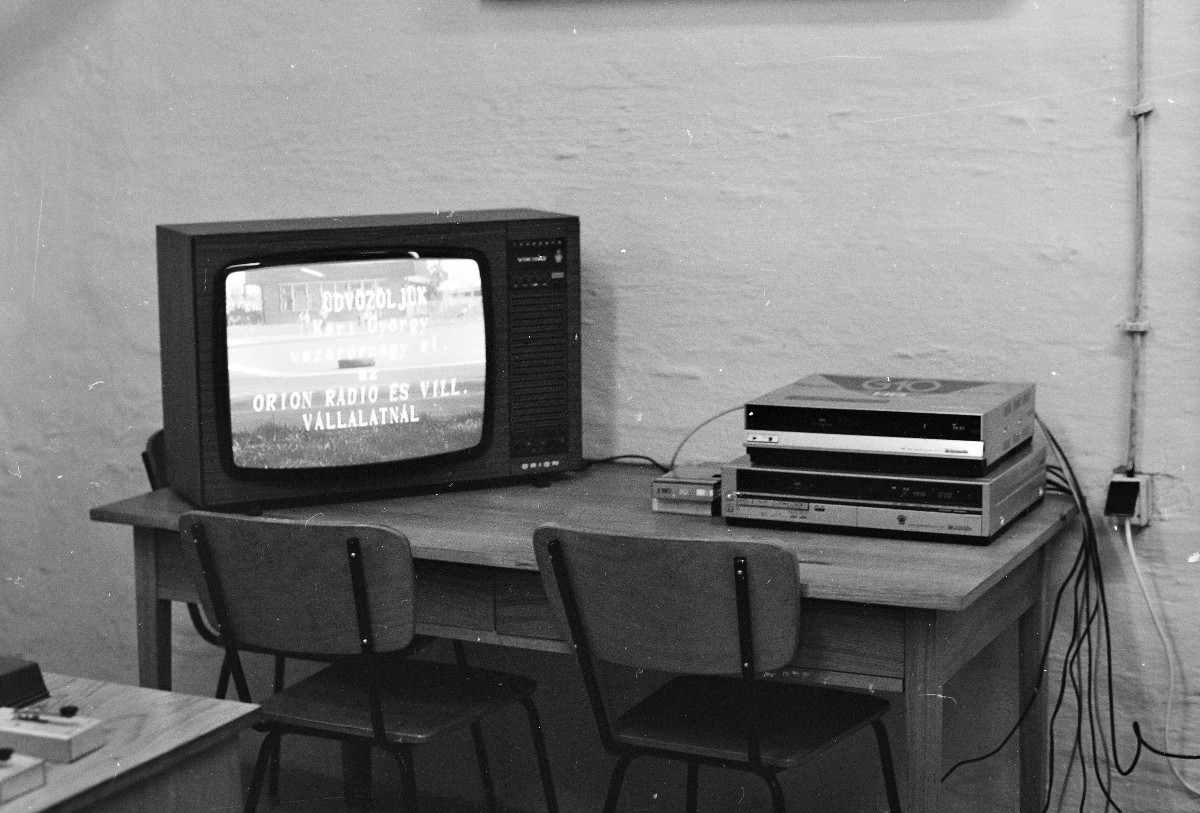 Egy Orion típusú tévé mellett két videómagnó