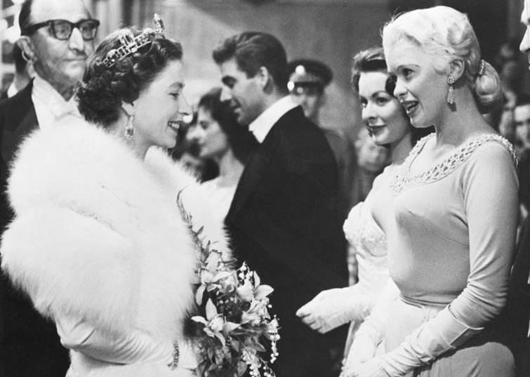 Jayne Mansfield és II. Erzsébet találkozása