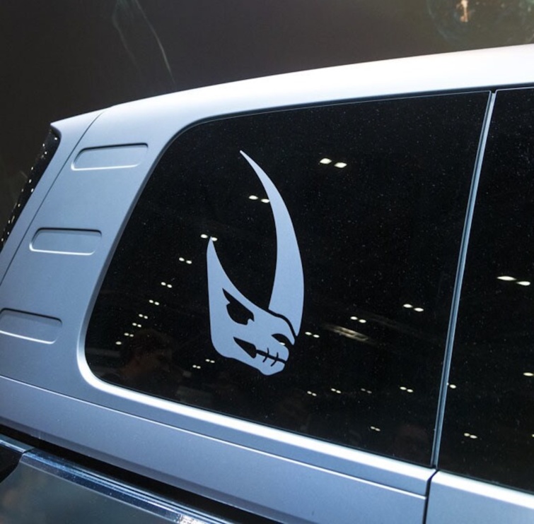 A Volkswagen és a Star Wars közös autójának hátsó ablaka, amin a sorozat egyik karaktere látható 