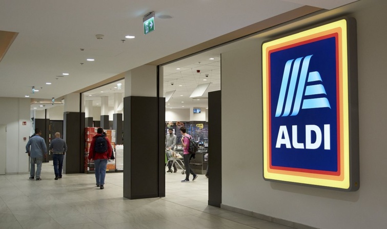 Az ALDI kereskedelmi üzletlánc szupermarketének bejárata a Lurdy Házban.