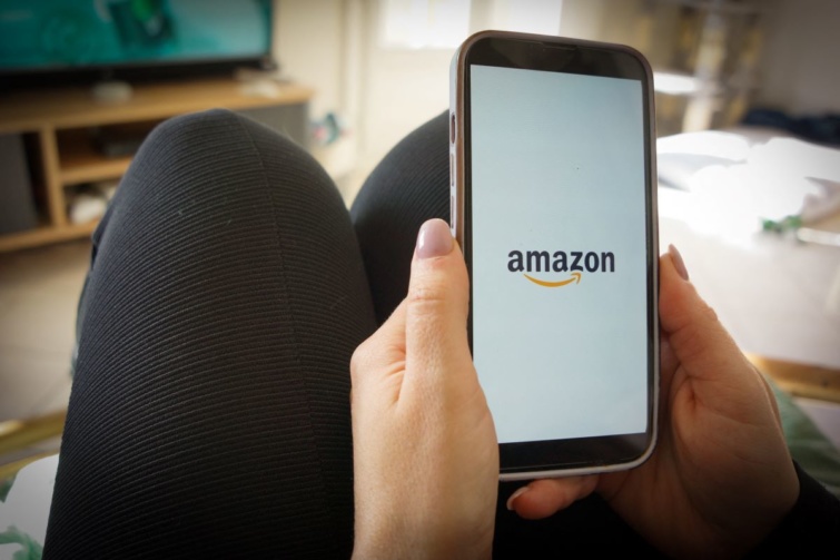 Valaki a telefonján nézi az Amazon applikációját