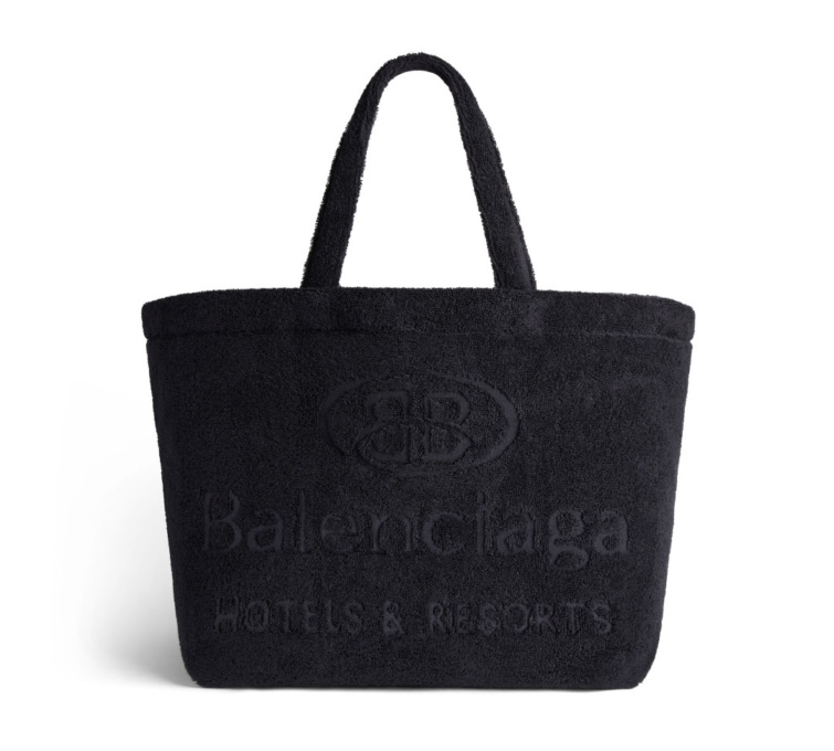 A Balenciaga új, törölközőből készül táskájának fekete verziója