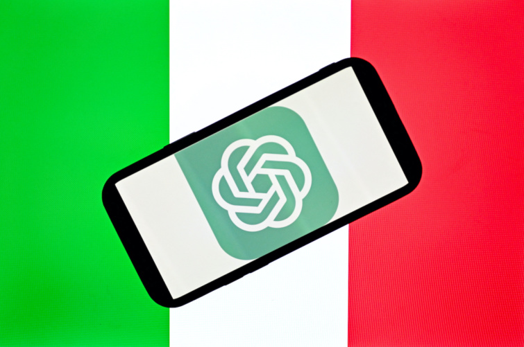 A Chat-GPT logója az olasz zászlón