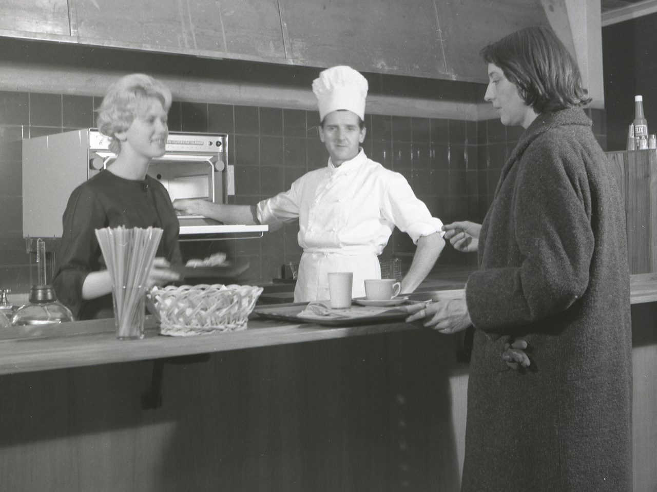 Séf és felszolgálók az egyik első IKEA-étteremben