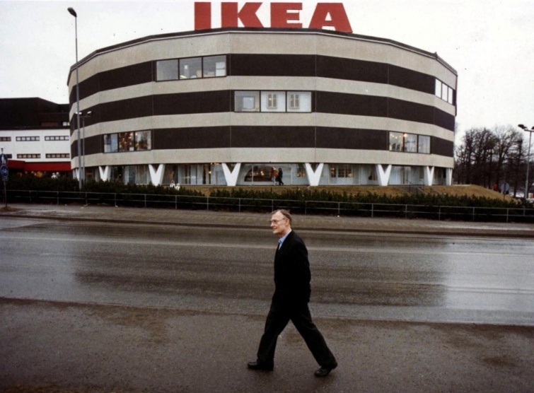 Az IKEA alapítója, Ingvar Kamprad az első IKEA üzlet előtt