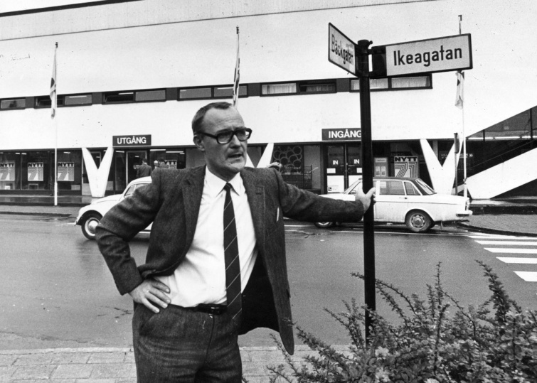 Ingvar Kamprad, az IKEA alapítója a cégről elnevezett utcában