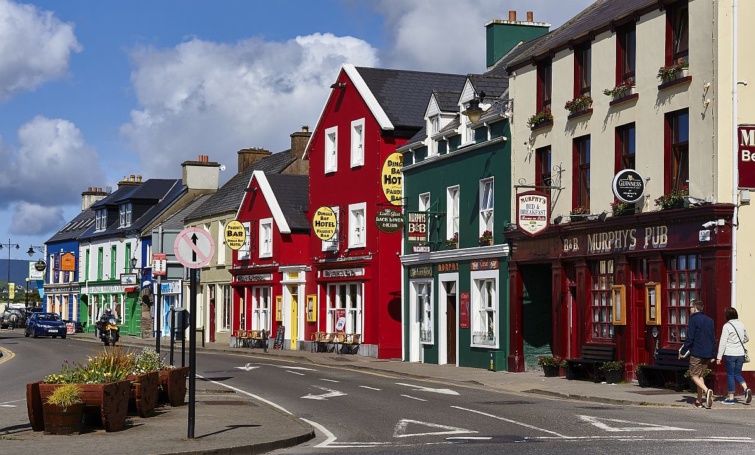 Egy ír kisváros egyik utcája kocsmákkal.