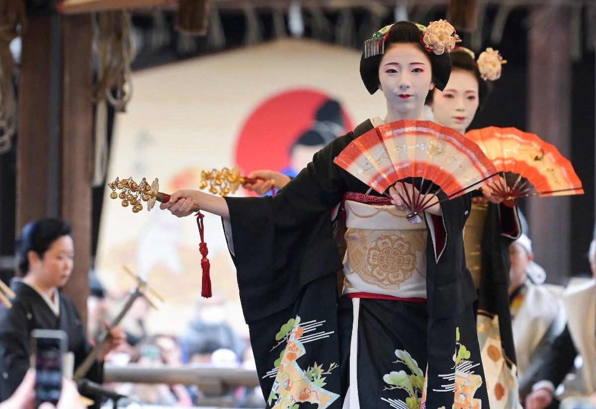 Jellegzetes tradicionális ruházat Japánban a kimonó