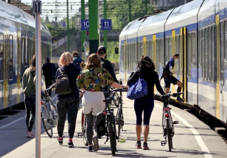 Közlekedés Kerékpáros túrázók a Déli pályaudvaron Startlap Vásárlás Kerékpárjaikkal együtt utazni készülő fővárosiak a Déli pályaudvar peronján haladnak vonatjukhoz.