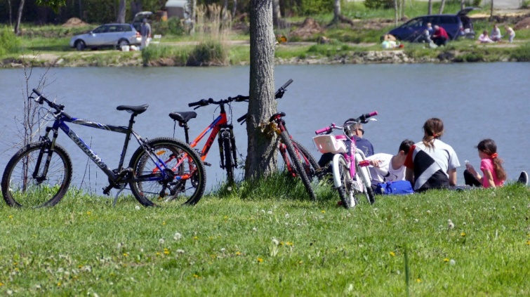 Kerékpárokkal kirándult négytagú család pihen meg a város északnyugati részén elterülõ 22 hektáros felületû Törökbálinti-tó (Hosszúréti víztároló) partján, hétvégi napsütésben.