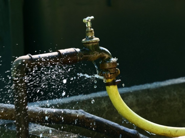 Közönséges kerti csap, mely egy kútra van kötve