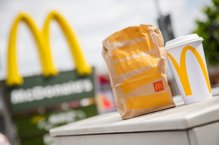 McDonalds Startlap Vásárlás A McDonald's egyik gyorsétterme, előtte az elvitelre kért menü