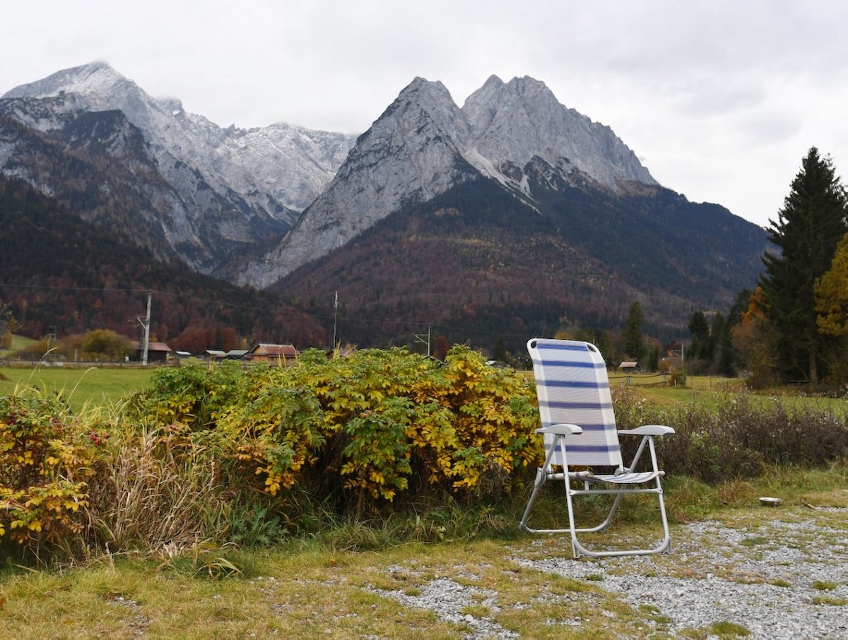 Egy szék a hatalmas hegyek előtt