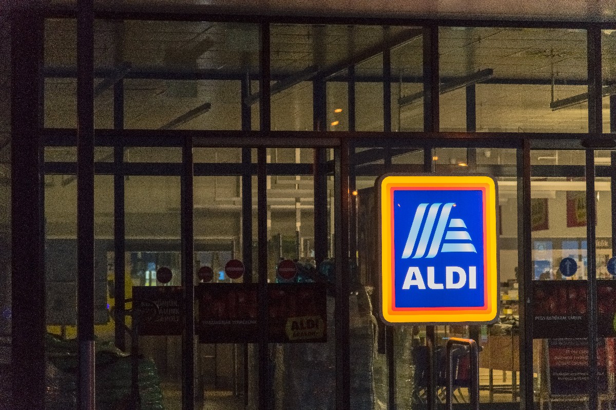 Az ALDI áruházlánc szigetszentmiklósi üzletének kivilágított kirakata