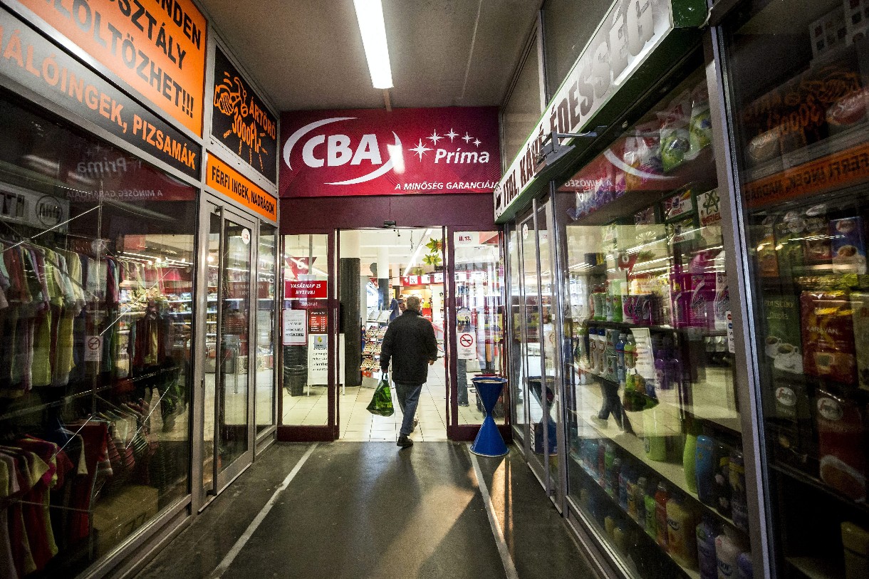 Egy CBA üzlet a Fény utcai piac bezárt boltjai között
